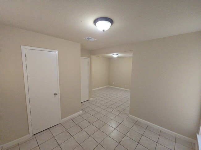 Building Photo - 919 Progreso Dr