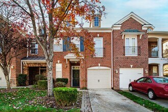 Building Photo - Charming 2-Bedroom Townhome in Desirable Remington Oaks, Cary!