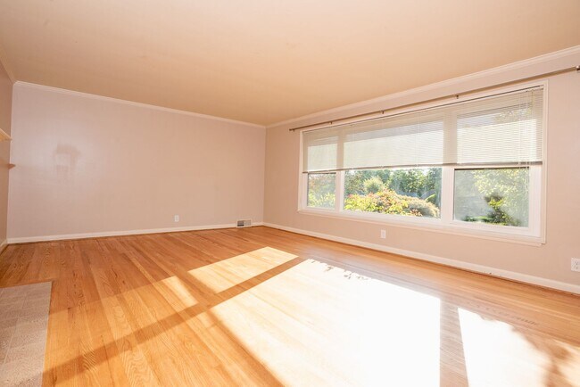 Building Photo - Beautiful Magnolia Brick close to village ...