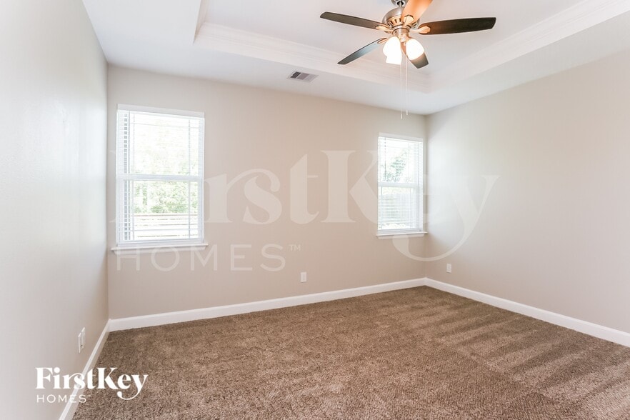 Building Photo - 9923 Oaklawn Dr