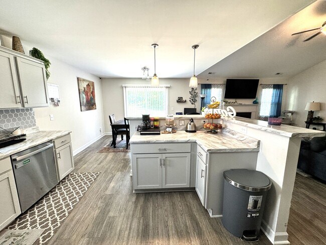 Building Photo - Beautiful home! Convenient to the city with all shopping!