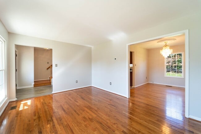 Building Photo - Beautiful 2 Story 3 BD 3.5 BA home in Burtonsville, MD