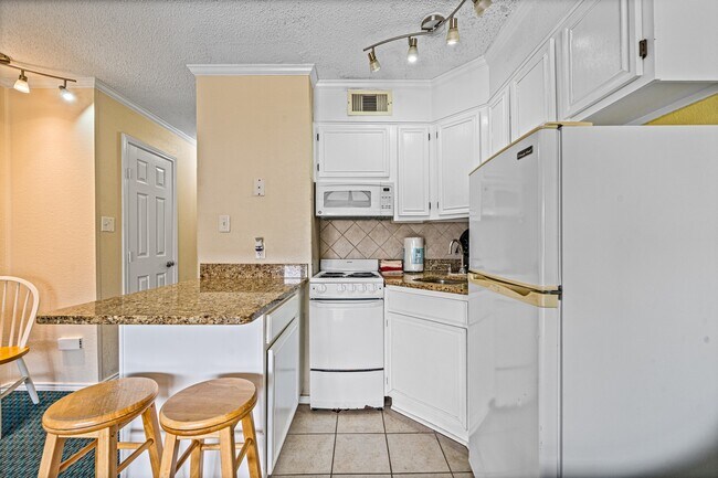 Building Photo - 6102 Seawall Blvd