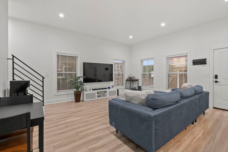 Building Photo - 1205 Hamlet St