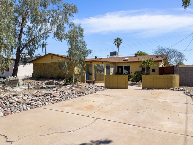 Building Photo - 1913 E El Parque Dr