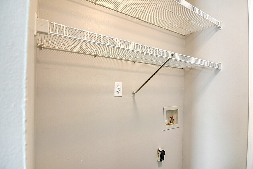 Building Photo - 2306 Southlea Dr