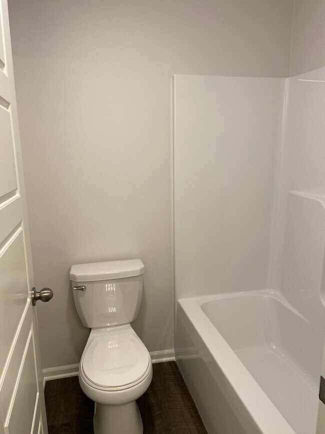 Building Photo - Pre-Leasing Now: Comfortable 3-Bedroom, 2.5-Bath Home in Oak Woods!