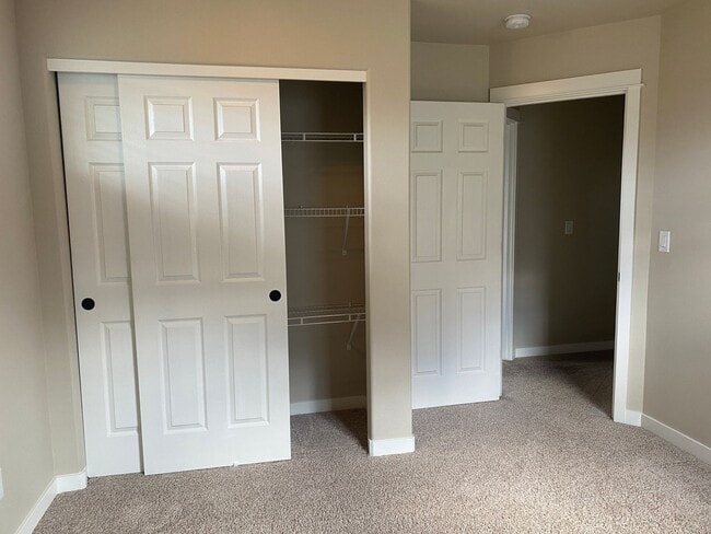 Building Photo - Oakview 3 Bedroom Beauty w/huge Bonus Room!