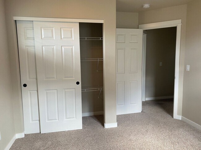 Building Photo - Spacious 3-Bedroom Home with Bonus Room in...