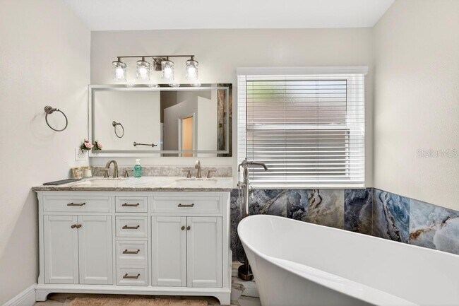 Building Photo - 5477 Glen Oak Pl