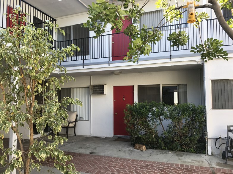 Building Photo - 13855 Burbank Blvd