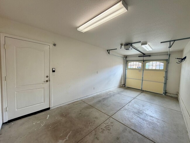 Building Photo - 147 Apple Ln