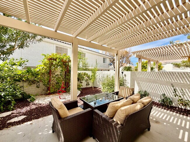 Building Photo - UPGRADED 2 BEDROOM TOWNHOME | SOLAR + PRIVATE YARD | SILVERADO RANCH / HENDERSON