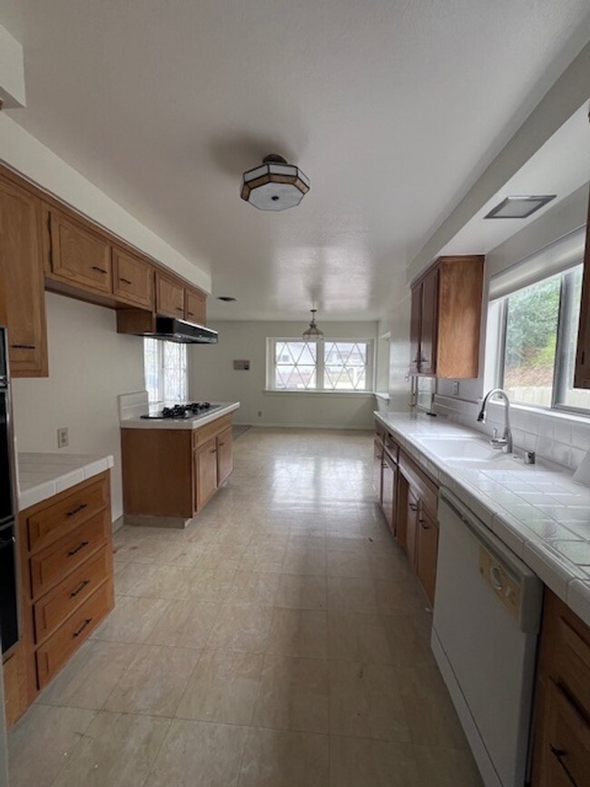 Building Photo - Hillside 3 Bed / 1 3/4 Bath Ranch Style Ho...