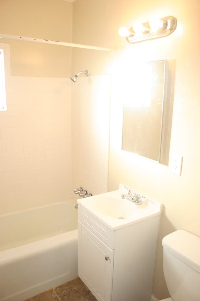 Building Photo - 3 bd 1 bath Southeast 93307 Mt. Vernon & V...
