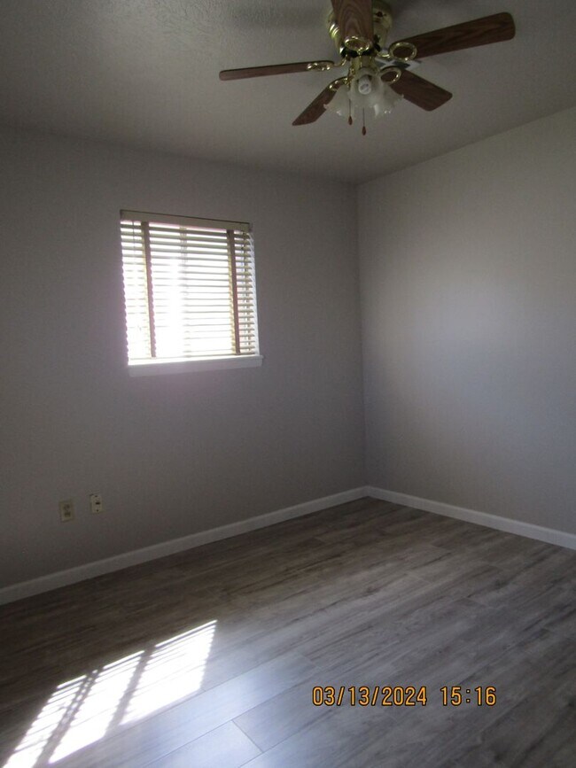 Building Photo - Freshly Painted/New Flooring Home!! Pets N...