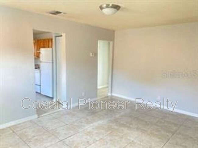 Building Photo - 3015 Deleuil Ave