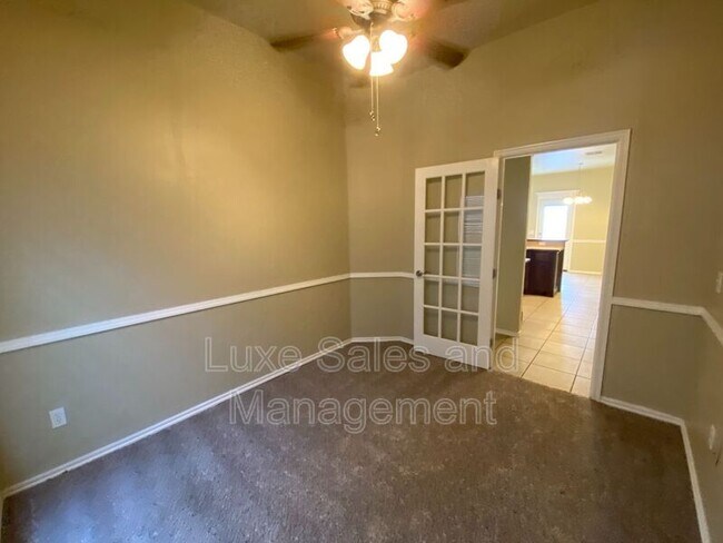 Building Photo - 640 E Linden Ln