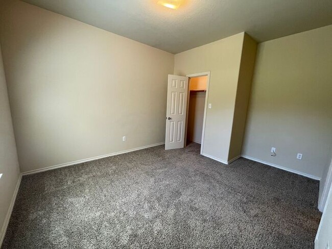 Building Photo - (( SUMMER SPECIAL!!)) Lovely 3/2 Duplex Ho...