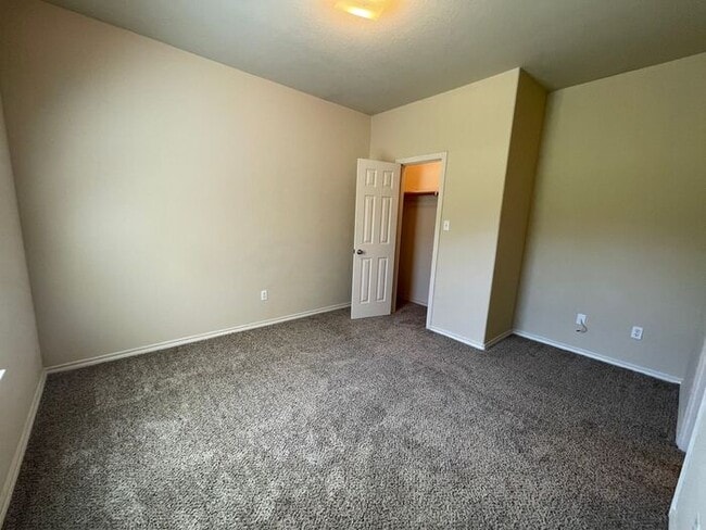 Building Photo - (((SUMMER SPECIAL!!))) Lovely 3/2 Duplex H...