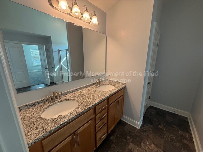 Building Photo - 2211 Talon Dr