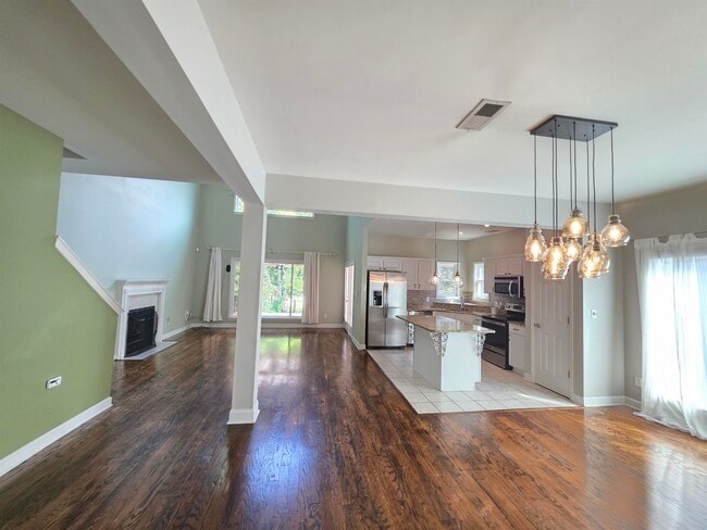 Building Photo - 1090 River Isle Dr