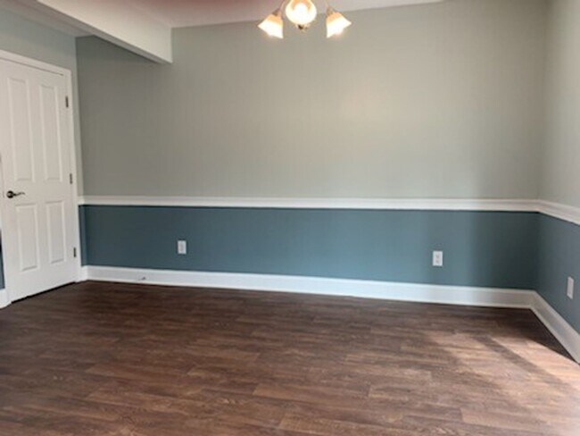 Building Photo - Townhome in Desirable Croatan Crossing Sub...