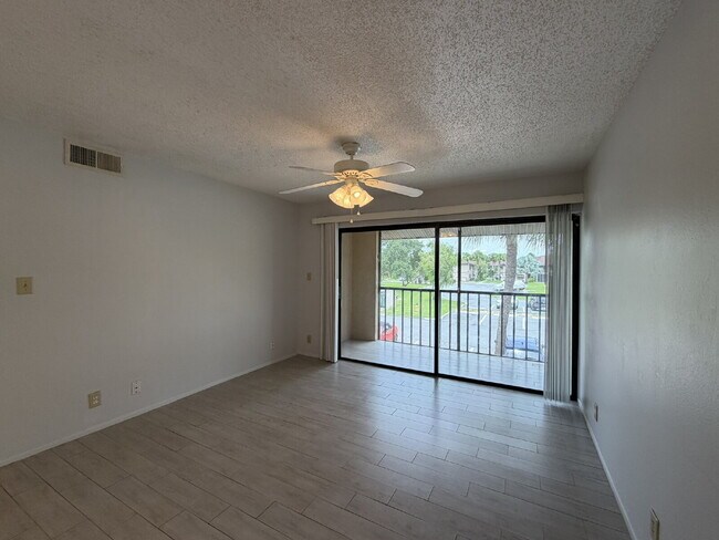 Building Photo - "2-Bed, 2-Bath Condo in Oaks IV - Your Cozy 899 Sq. Ft. Haven Awaits!"