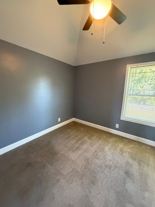 Building Photo - Large 4 Bedroom 2 1/2 Bath Pet Friendly Home For Rent!