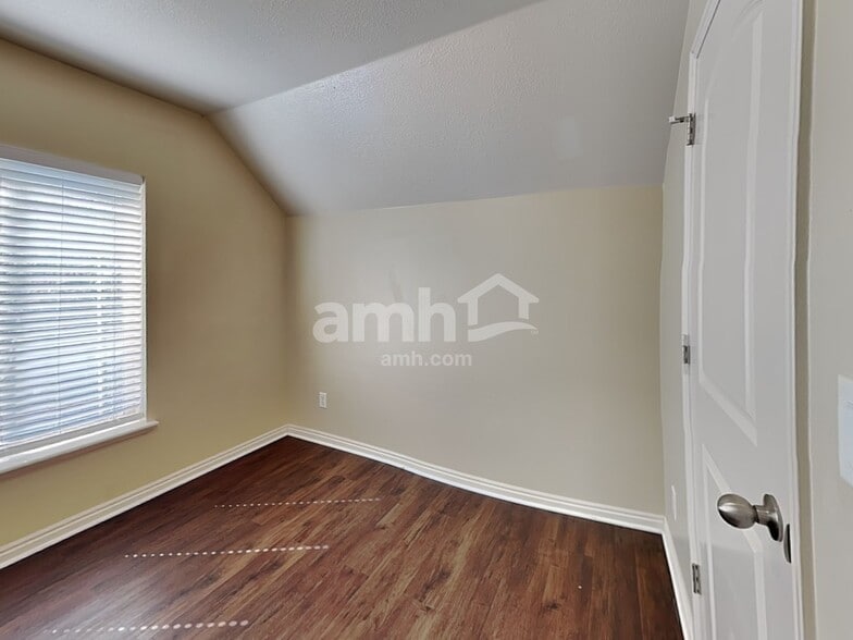 Building Photo - 1444 S 50 W