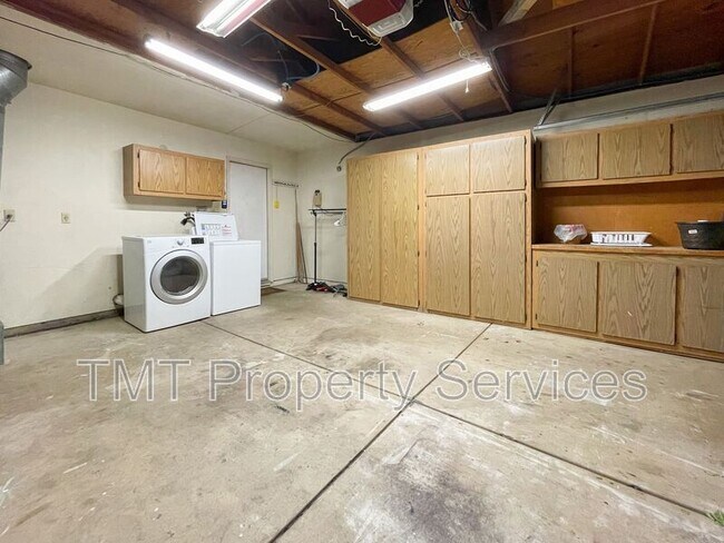 Building Photo - 8166 Morgan Hill Way