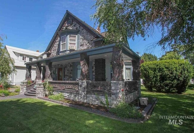 Building Photo - Victorian Charmer – 3 Bed, 1.75 Bath – Utilities Included!