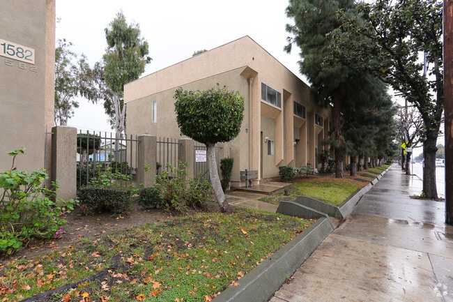 Building Photo - La Villa Hermosa Apartments