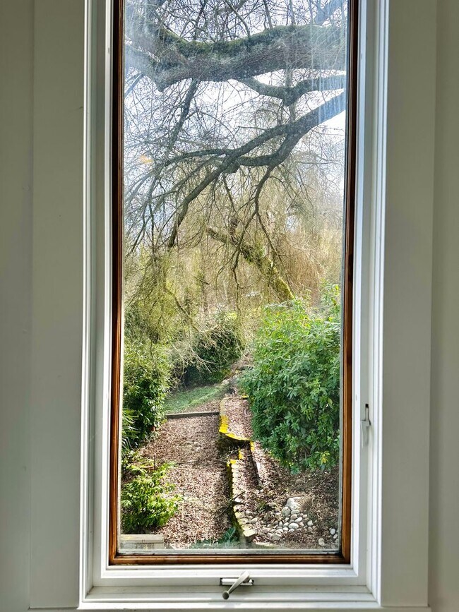 Building Photo - Spacious 1-Bedroom Home with Expansive Living Space