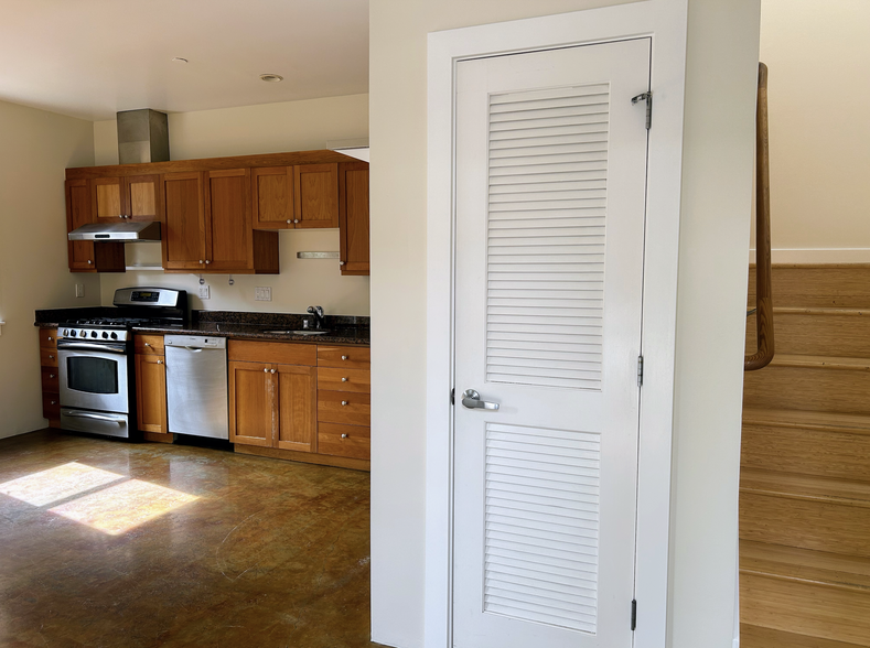 Kitchen with dishwasher - 535 29th St