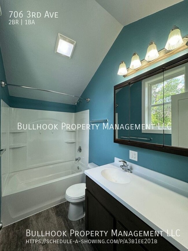 Building Photo - 706 3rd Ave