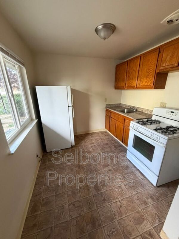 Building Photo - 1537 8th Ave