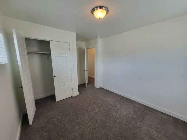 Building Photo - Single Family Home Eagle Mountain