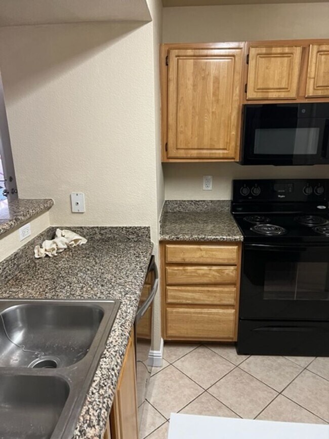 Building Photo - SW- 2 Bedroom Condo!