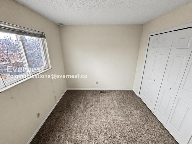 Building Photo - 5 Bed, 2.5 Bath Home with Fenced Yard & Garage / Available Soon!