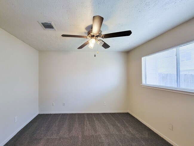 Building Photo - 10059 Emerald Creek Dr