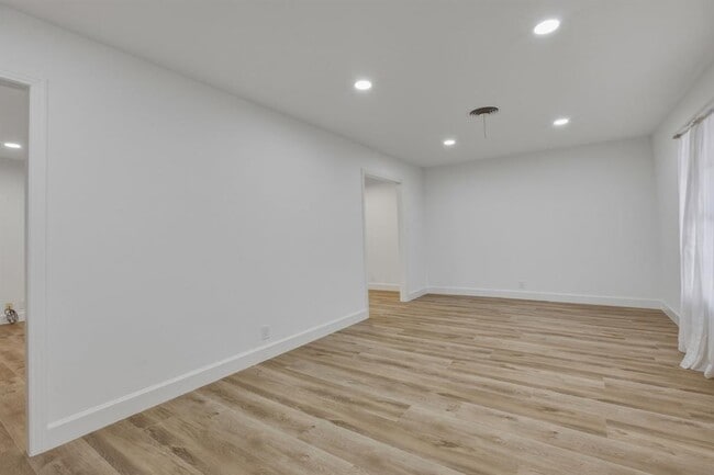 Building Photo - 1705 Elmhurst Dr