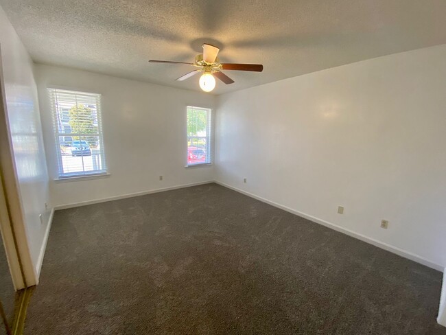 Building Photo - West AVL - Newly Renovated 2/2 Condo