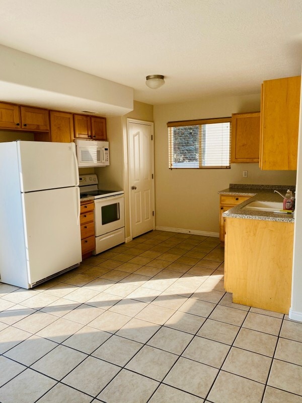 Building Photo - 428 E Park Oak Pl
