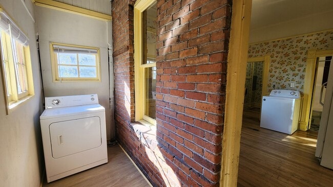 Building Photo - Charming House Near Providence