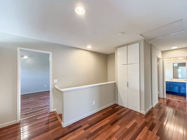 Building Photo - Beautiful 4BD/2.5BA House in Eastlake W/ O...