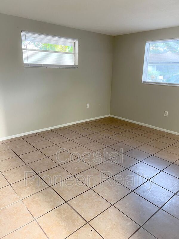 Building Photo - 5829 Elm St