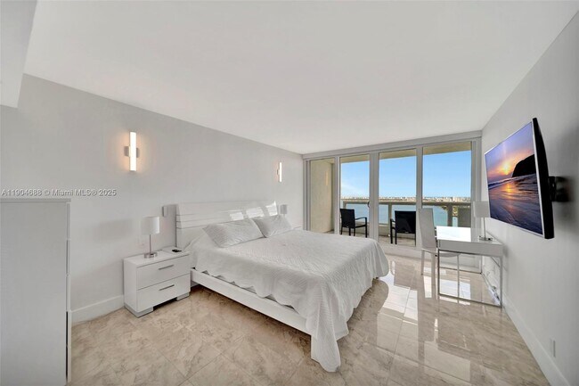 Building Photo - 1717 N Bayshore Dr