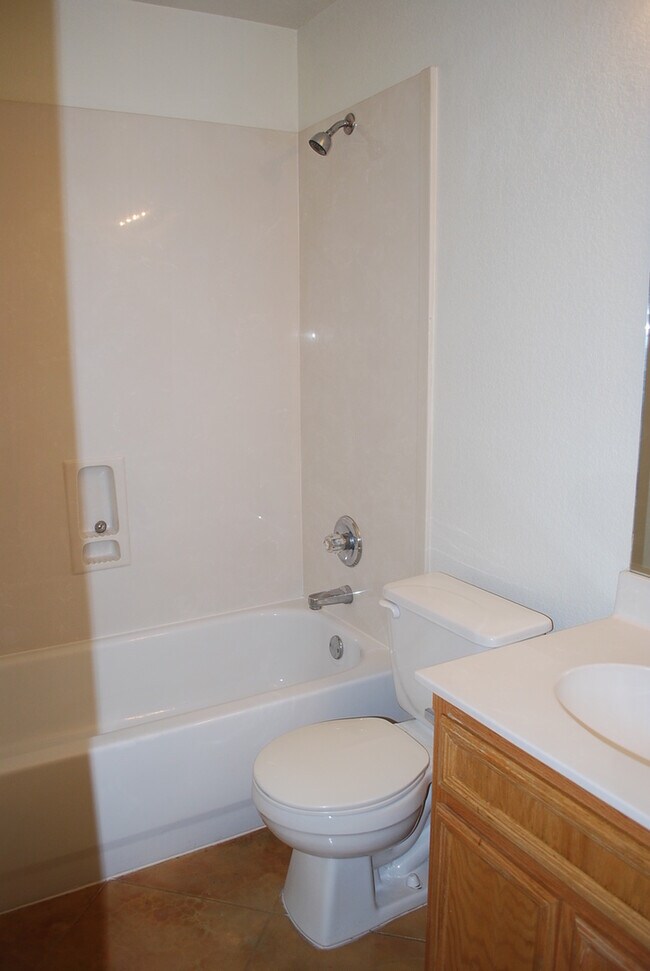 Building Photo - 915 Maplewood Dr