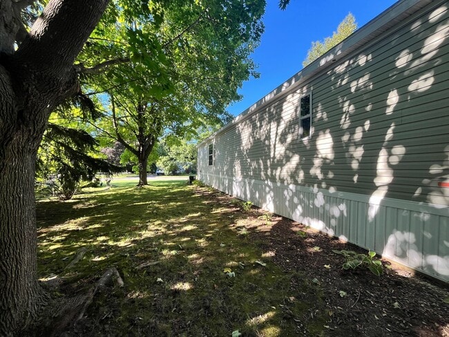 Building Photo - 1607 Delaware Dr